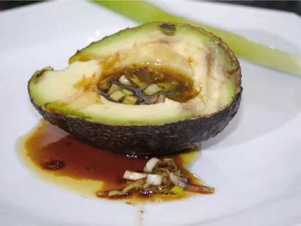 Snack: Avocado mit Vinaigrette